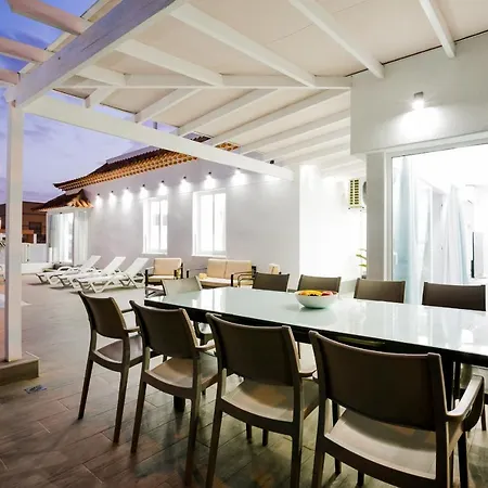Royal New Private Amazing Pool! Адехе
